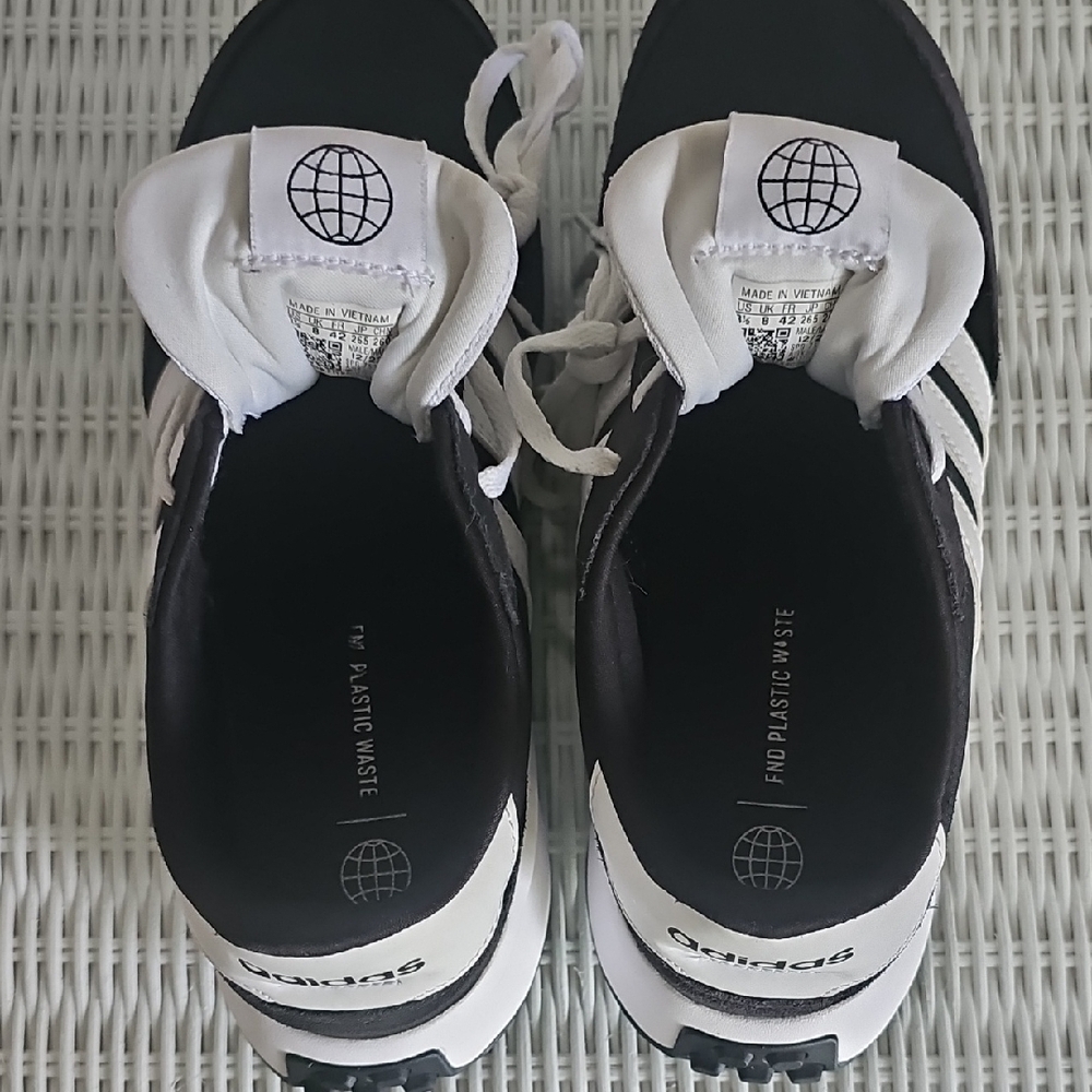 LIKE NEW! Iconic Adidas Classic Black and White Sneakers. M-8.5/W-10. - Picture 7 of 12